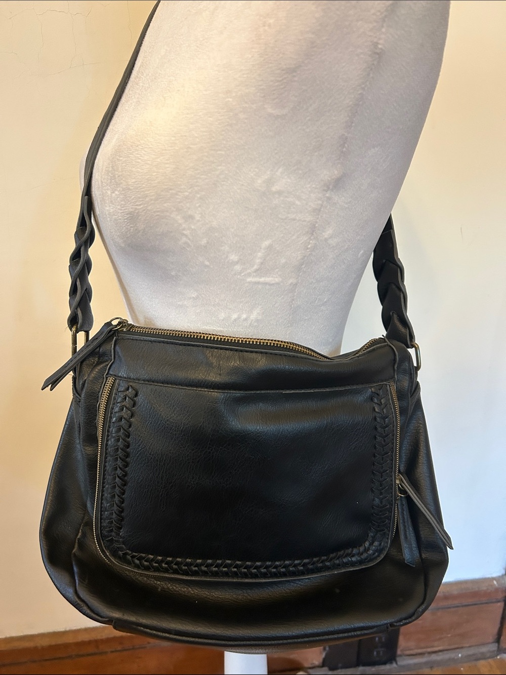 Classic Black man made Leather Shoulder Bag with Braided Strap EUC